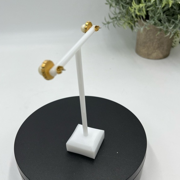 Marc Jacobs Small Strass Pearl in Cream & Antique Gold Studs - Picture 10 of 16